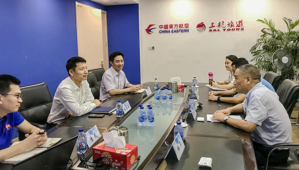 7月9日，集團公司董事長李漢東、副總經(jīng)理龔勇一行前往上航假期國際旅行社總部，拜訪上航假期總經(jīng)理靳黎軍，雙方就下一步開展更加深入的合作進行了洽談。市場營銷部、經(jīng)營管理部相關(guān)負責人陪同參加。.png
