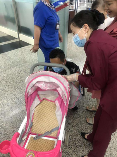 圖片1.png“真情服務(wù)”是讓旅客更加安心、放心、舒心的出行。行查室作為部門進(jìn)港服務(wù)的最后一個(gè)環(huán)節(jié)，在日常工作中也很注重服務(wù)細(xì)節(jié)。6月10日，行查室工作人員幫助旅客打開嬰兒車，為她排憂解難。.png
