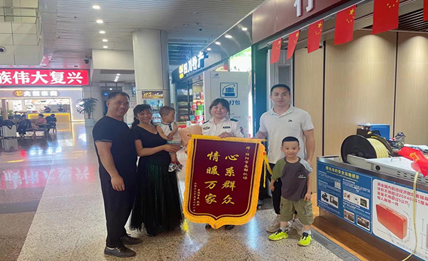 心系群眾，情暖萬家—— 綿陽機(jī)場安檢站暖心服務(wù)獲錦旗.png